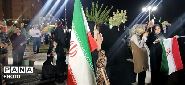 صدمین شب از ایستادگی مردم در میدان 