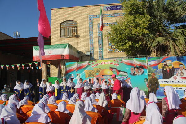 جشن روز دانش‌آموز در دبستان امید انقلاب بوشهر