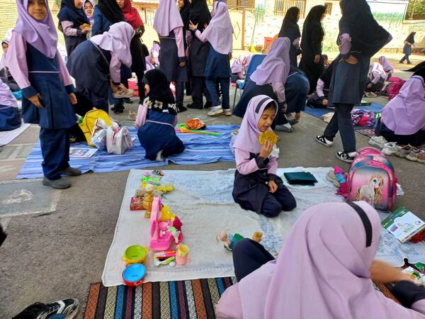 برگزاری اردوی حیاطی و جشن آخر سال در دبستان دخترانه شاهد تحقیقی ناحیه ۶
