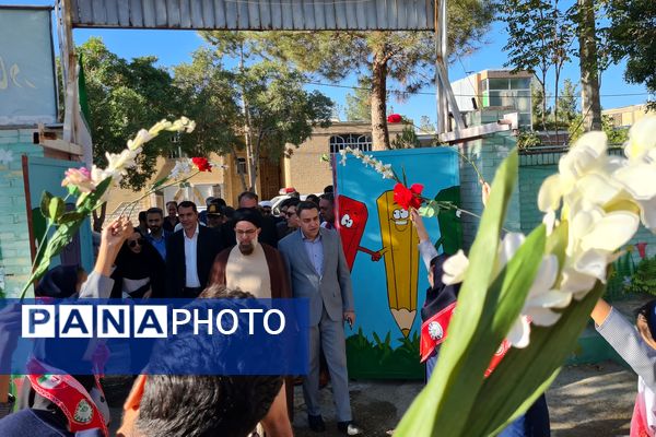 آیین نواختن زنگ ایثار و مقاومت در مدارس آباده