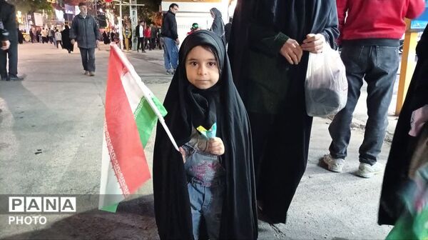 آسمان ملایر پر از نور؛ کودکان و دلدادگان در استقبال از پرچم رضوی