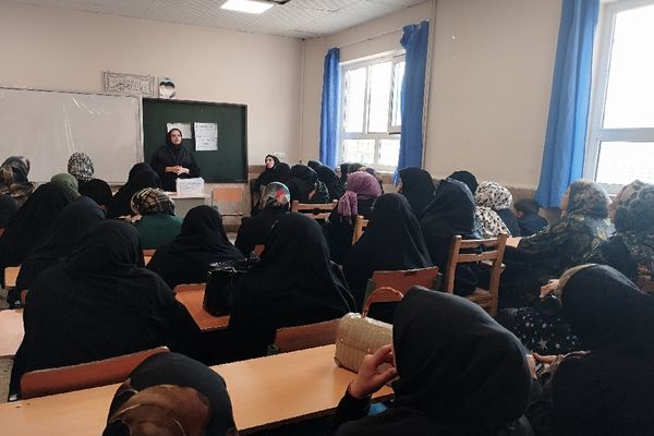 جلسه انجمن و اولیا در دبیرستان فاطمه آهنچی مشهد