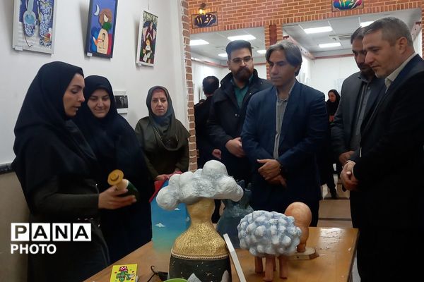 ردپایی از نقش و نگار در نمایشگاه دائمی شهرداری قرچک با آثار جشنواره دانش‌آموزی فرهنگی- هنری فردا