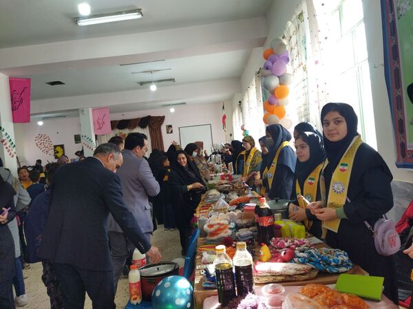 بازارچه دست‌سازه‌های دانش‌آموزان شهر راز