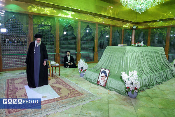 حضور رهبر معظم انقلاب در مرقد بنیانگذار جمهوری اسلامی ایران