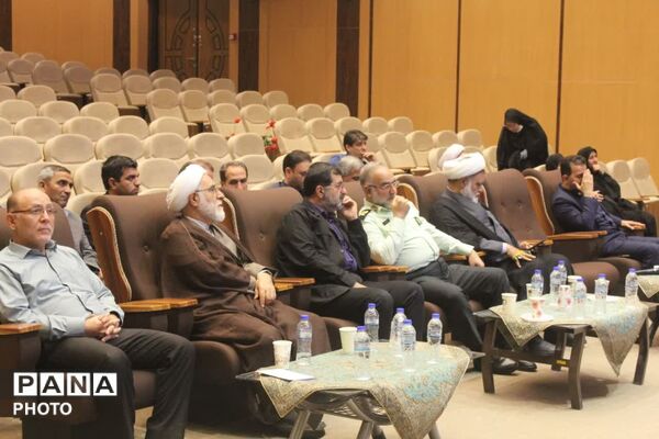 رونمایی از نخستین جلد دانشنامه دفاع مقدس استان قم