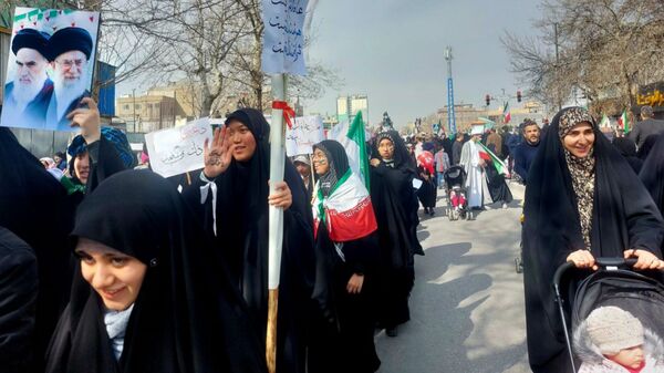 کودکان مشهدی همگام با مردم در مسیر راهپیمایی ۲۲ بهمن