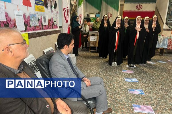 افتتاحیه نمایشگاه «مدرسه انقلاب» در مدرسه شهید شرافت بهارستان‌دو