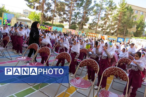 برگزاری جشن شکوفه‌های کلاس اولی‌ها در مدرسه دخترانه امام خمینی(ره) 