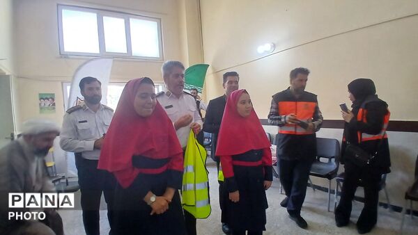 آموزش نکات ایمنی و فرهنگ ترافیکی به دانش‌آموزان روستای کندر 
