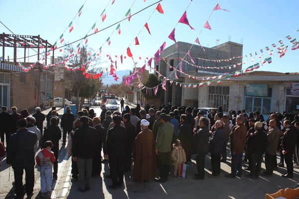 تمثال مبارک امام خمینی(ره) در شهر درق گلباران شد 