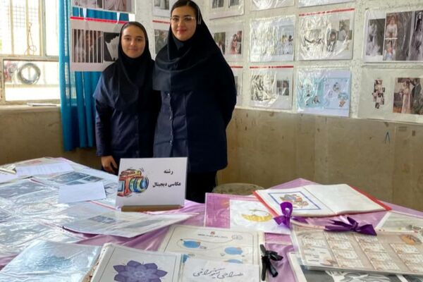 گالری هنر در هنرستان شهید بخشنده زرقان 