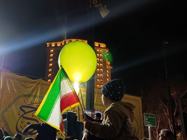 فریاد «الله‌اکبر» مردم در خیابان امام رضا(ع)؛ شبی پرشور در آستانه ۲۲ بهمن