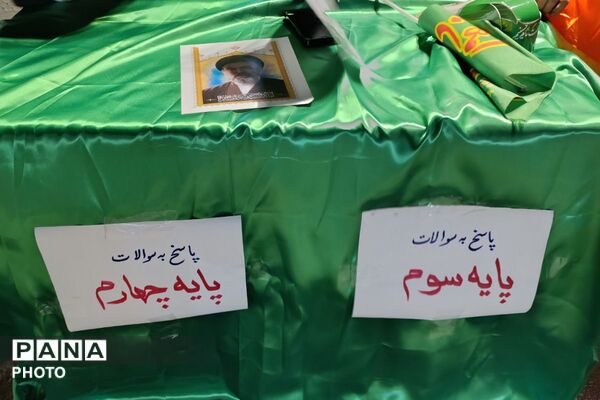 حضور پرشور دانش‌آموزان دبستان پسرانه کاظمیه در غرفه شهدای دانش آموز ورامین