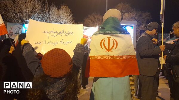 پنجاه و هشتمین شب اجتماع بیعت با رهبری در نورآباد دلفان؛ صحنه‌ای از حضور گرم مردم و بازگشته‌ی ناو دنا