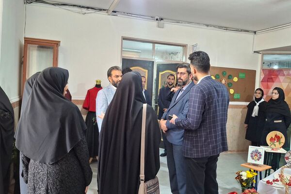 بازدید معاون پرورشی و فرهنگی اداره‌کل شهرستانهای استان تهران از جشنواره انار در هنرستان ام‌البنین ورامین