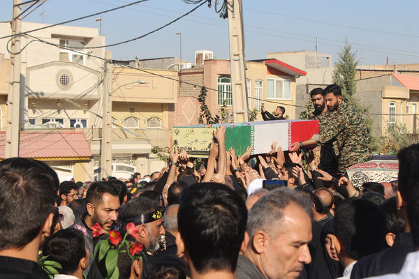 جلوه‌هایی از حضور نوجوانان در مراسم تشییع و خاکسپاری شهدای گمنام