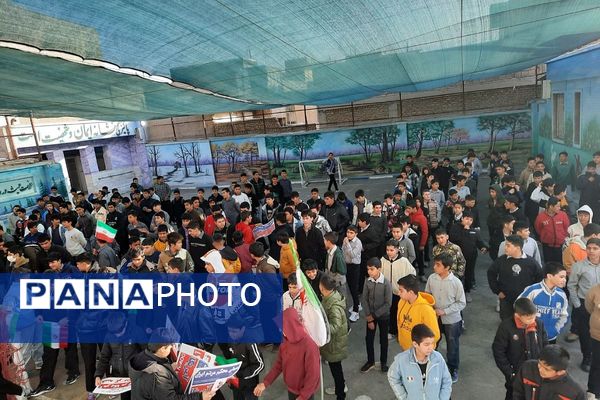 جشن آغاز دهه فجر در دبیرستان شهید احمدی روشن 