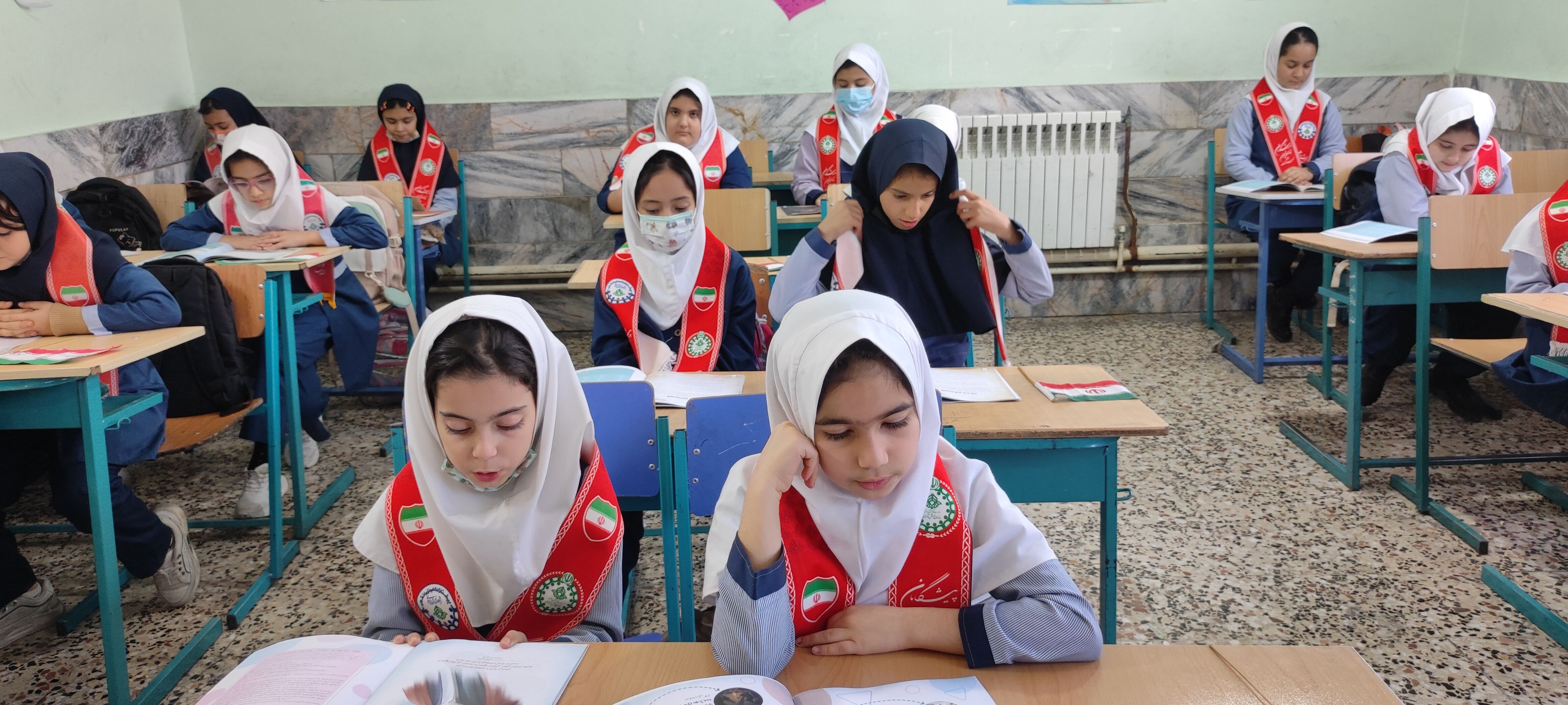 توزیع کتاب « از ایرانمان دفاع می کنیم » در بین دانش‌آموزان پیشتاز مدرسه شهید خاقانی شهرستان شیروان