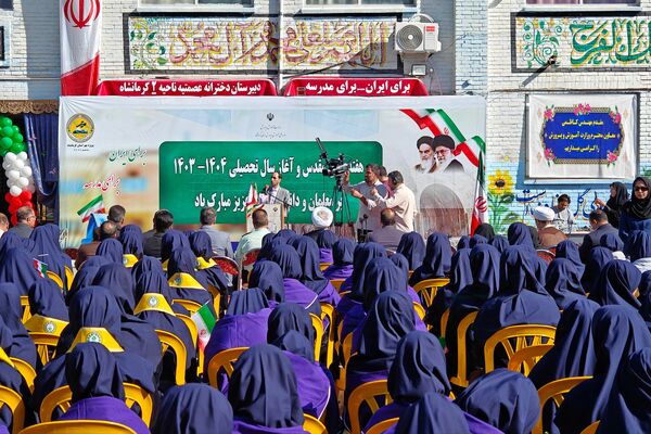 نواختن زنگ مهر و ایثار در دبیرستان عصمتیه کرمانشاه 
