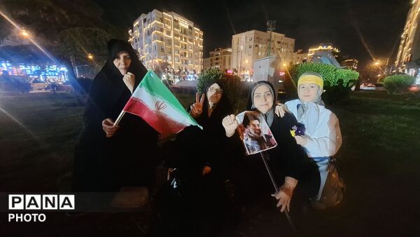 تجمع انقلابی مردم مشهد در میدان محمدیه همزمان با شب شهادت امام صادق (ع)