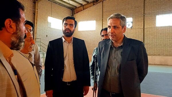 فرماندار کاشمر از سالن و چمن مصنوعی روستای قوژد بازدید کرد