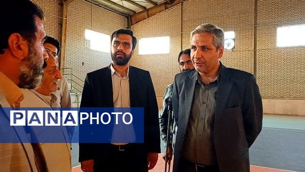 فرماندار کاشمر از سالن و چمن مصنوعی روستای قوژد بازدید کرد