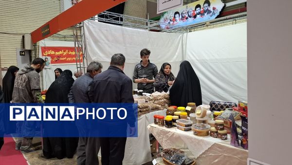 بازدید از غرفه‌های نمایشگاه اقتصاد مقاومتی در قم