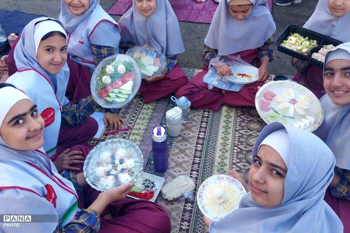 صبحانه سلامت با طعم تخم‌مرغ در دبستان دخترانه مهران