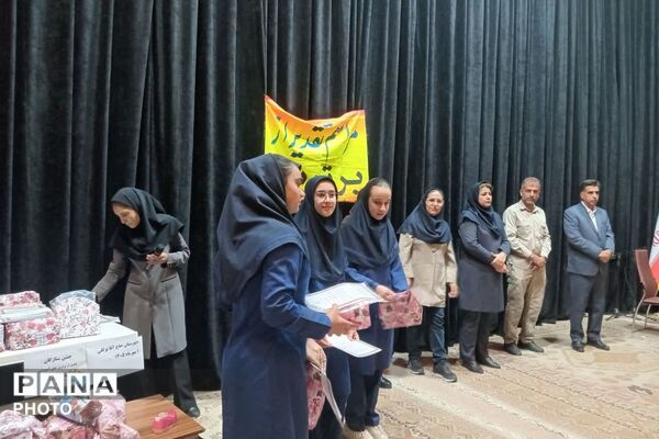 تقدیر از دانش‌آموزان برتر آموزشگاه حاج‌آقا توکلی زرقان