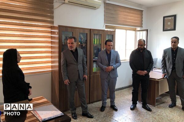 بازدید و عرض تبریک مدیر آموزش و پرورش ناحیه دو شهرری از کارکنان اداری