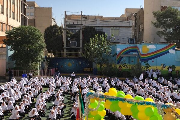 نواختن زنگ مصباح الهدی توسط مدیر آموزش و پرورش ناحیه 2 شهرری در دبستان طواف و معماریان 