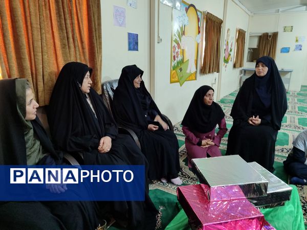 تقدیر از دانش آموزان فعال و تکریم همسر و فرزندان شهدای دبستان شاهد حاج تقی آقا بزرگ مشهد