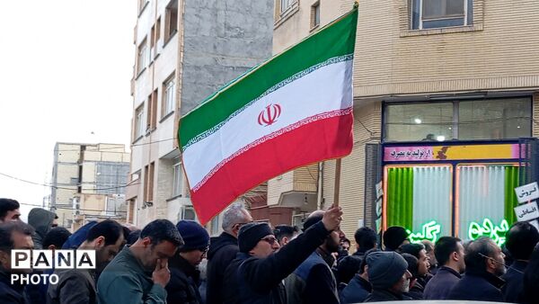 خروش مردم چهارمحال و‌بختیاری در میدان انقلاب شهرکرد