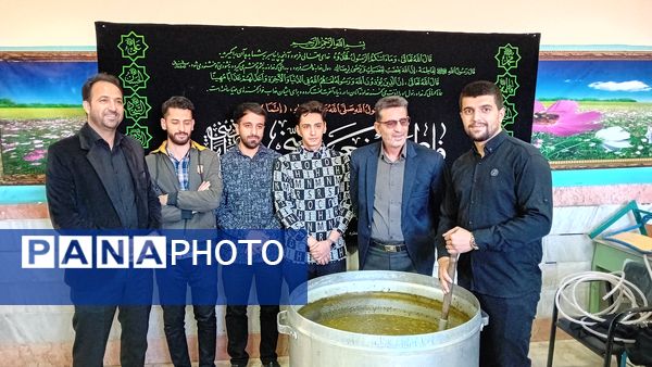 طبخ آش نذری به‌مناسبت شهادت حضرت فاطمه(س) در آموزشگاه مولوی کمیجان