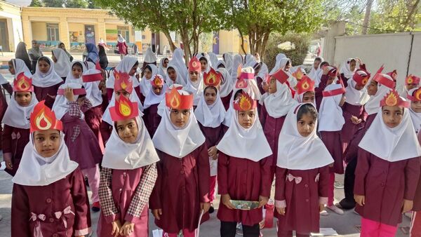 جشن عاطفه‌ها در دبستان مولوی فین؛ همدلی برای تداوم آموزش