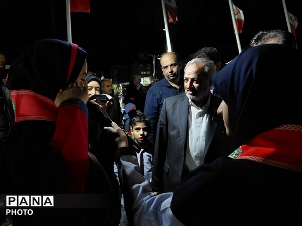وزیر آموزش و پرورش در جمع دانش آموزان مشهدی ؛ از اقامه نماز تا بازدید از غرفه های دانش آموزی
