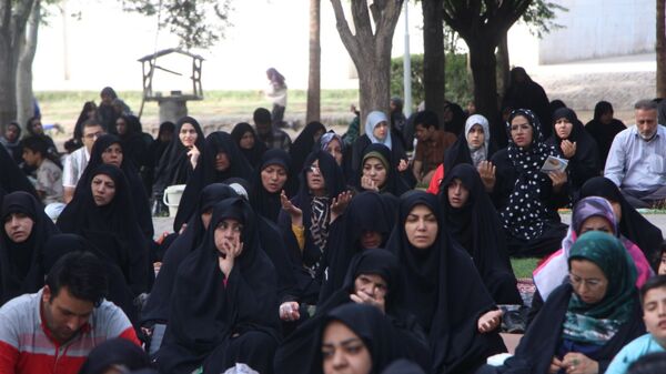 طنین دعای عرفه در پارک کوهستان یزد