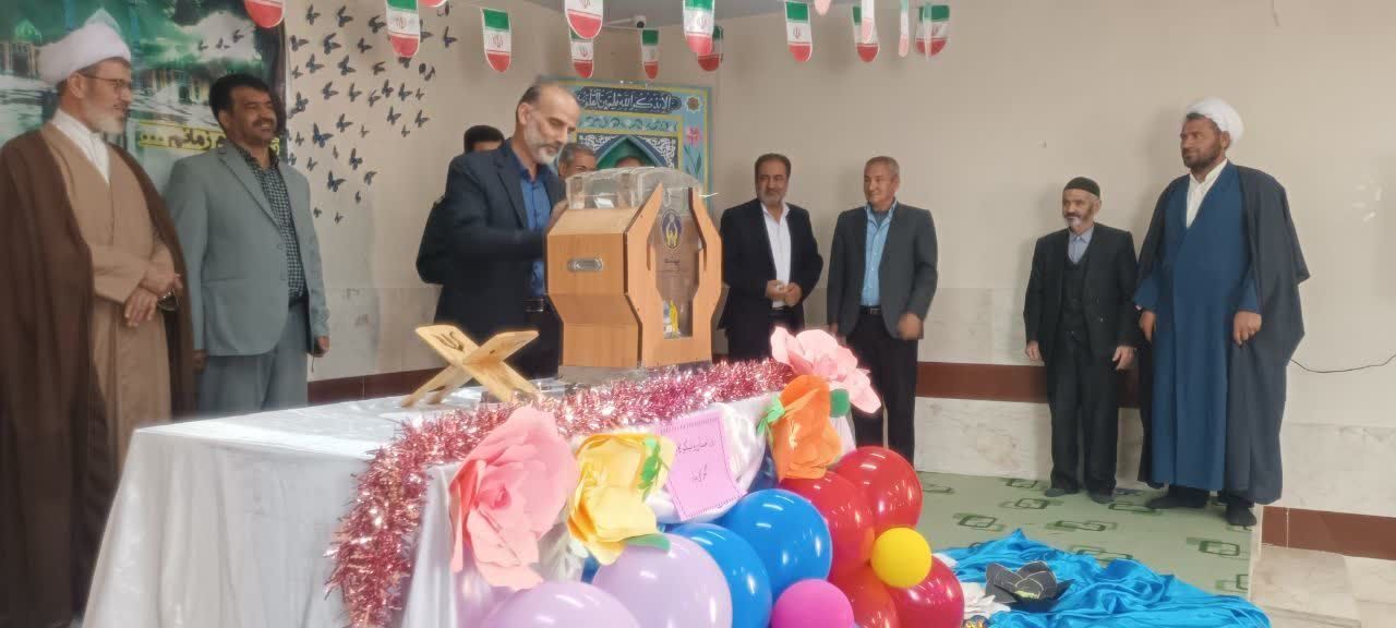 «جشن عاطفه‌ها» در مدرسه حضرت زهرا(س) قهاوند برگزار شد