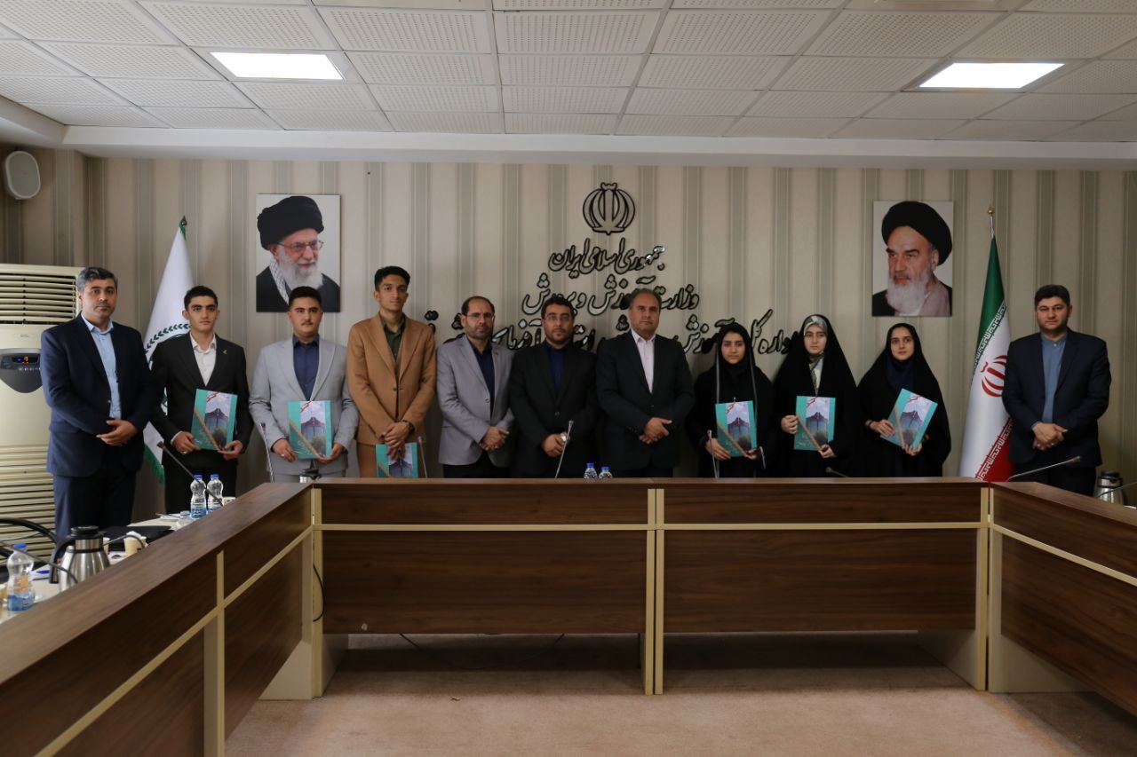 نشست مدیرکل آموزش و پرورش آذربایجان شرقی با نمایندگان مجلس دانش‌آموزی