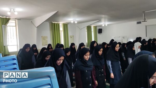 اولین نماز جماعت در روز اول مدرسه دخترانه امام حسین (ع) نیشابور 