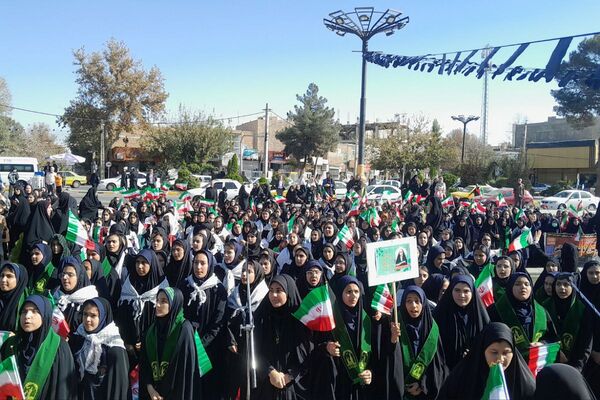خروش هزاران دانش آموز ورامینی در ۱۳ آبان