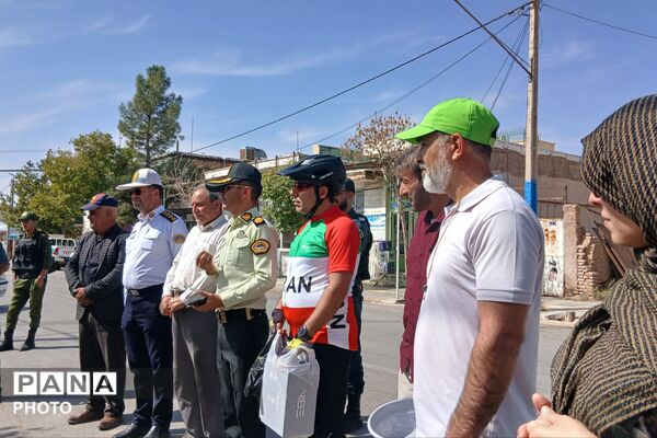 رکاب‌زنی دوچرخه سواران همزمان با گرامیداشت هفته نیروی انتظامی و روز جهانی کودک
