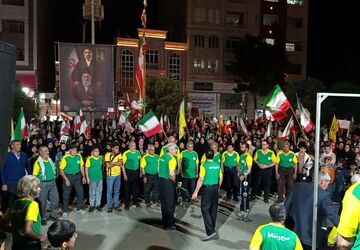 مردم نیشابور همچنان ایستاده در میدان 