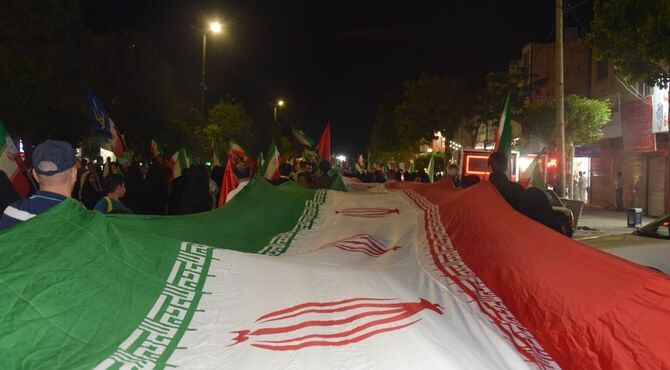 پرچم ایران هرگز زمین نخواهد افتاد