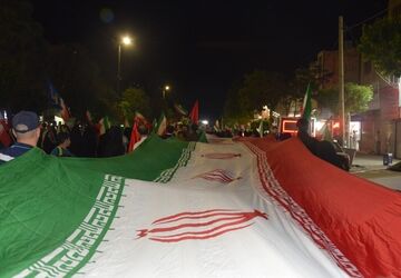 پرچم ایران هرگز زمین نخواهد افتاد