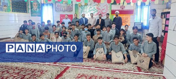 شادی دانش‌آموزان راه ایمان قلعه‌گنج در جشن ولادت حضرت علی‌اکبر(ع)