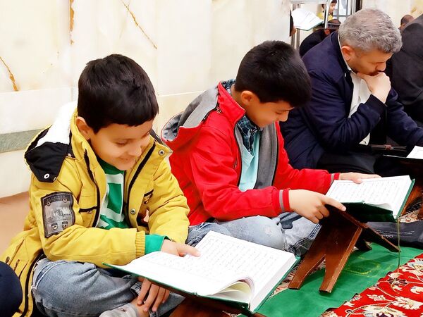 تلاوت دسته جمعی قرآن به مناسبت ماه مبارک رمضان