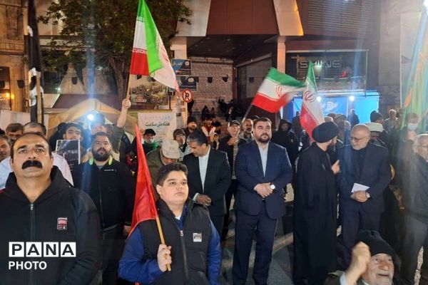 مردم فیروزکوه در میدان معلم؛ ایستادگی‌ای پررنگ‌تر از همیشه