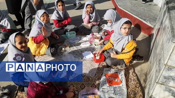 صبح پرانرژی با صبحانه سالم در دبستان نیایش